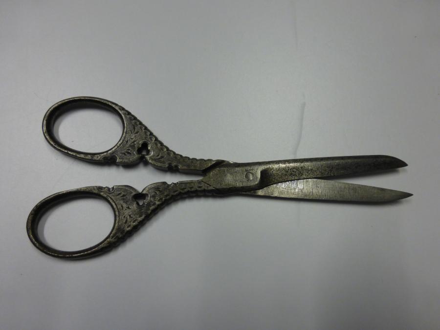 pivoted scissors