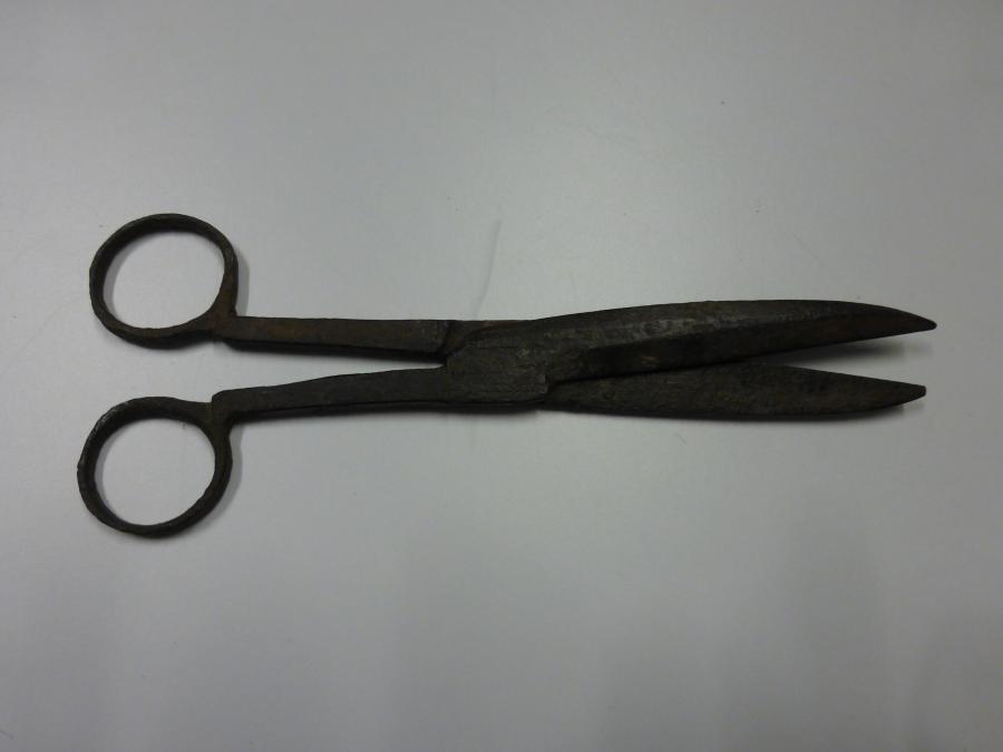 pivoted scissors