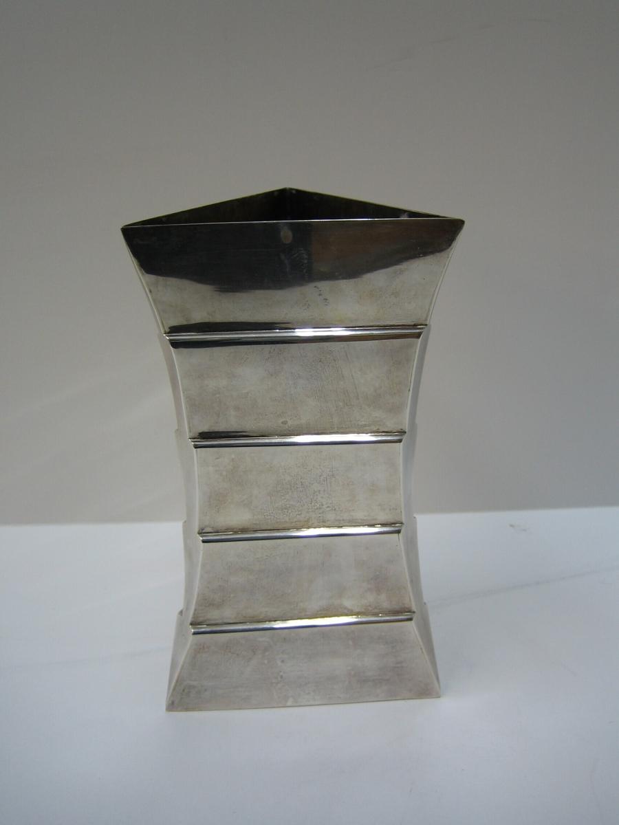 Zilveren vaas, genummerd 7/20