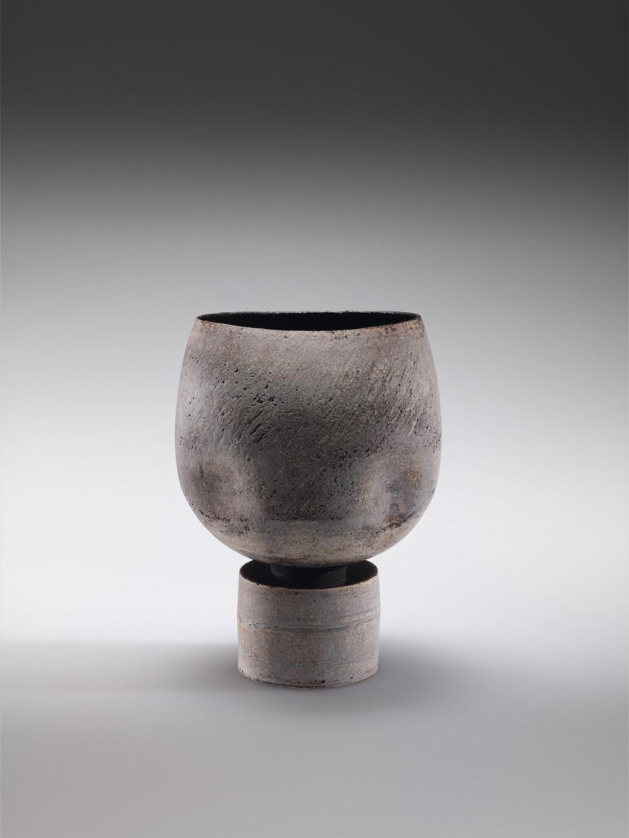 Oval cup on cuff base