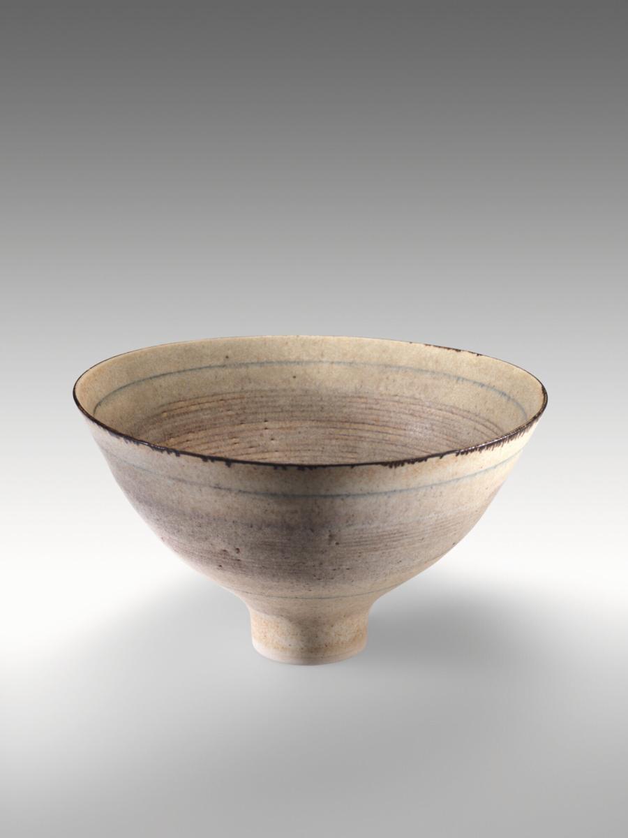 Bowl on narrow foot ring