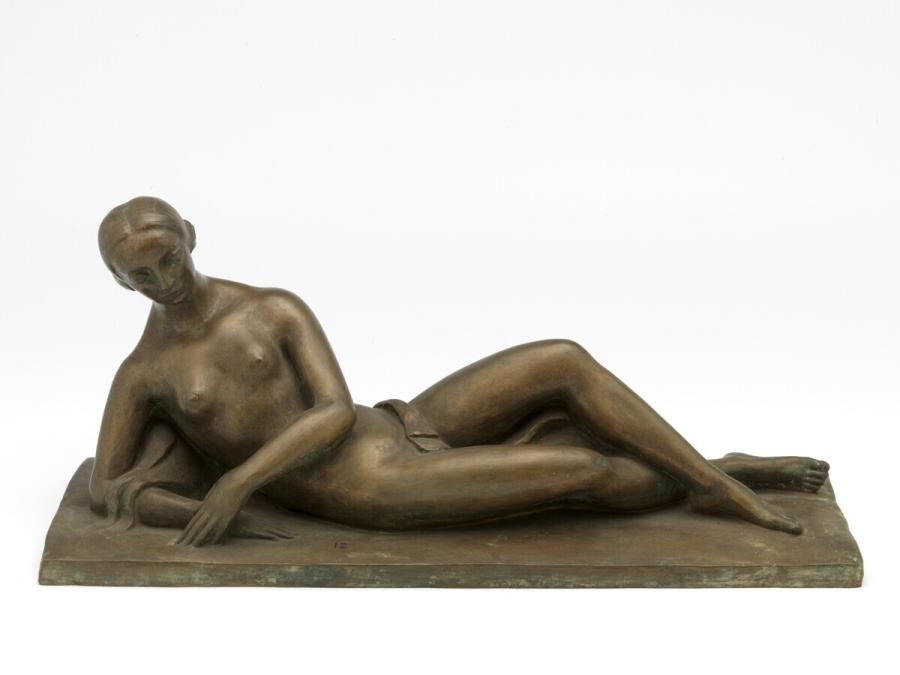 Liggend vrouwelijk naakt