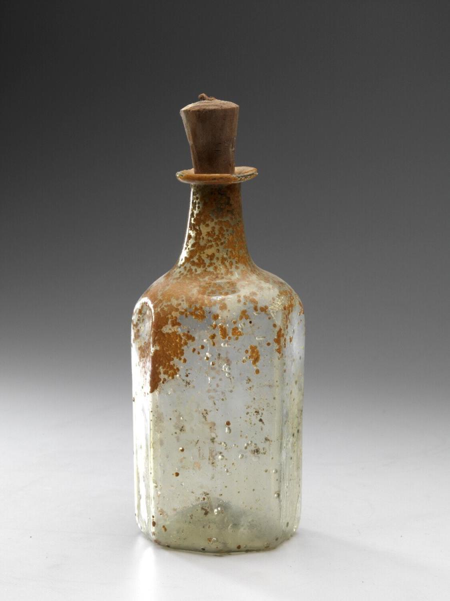 Fles met houten stop