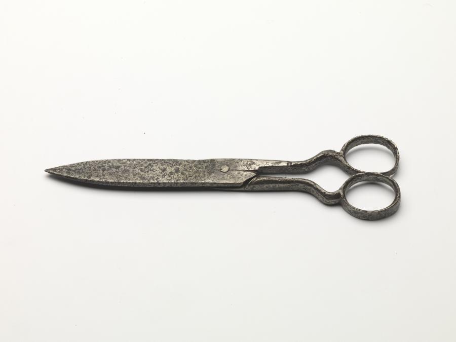pivoted scissors