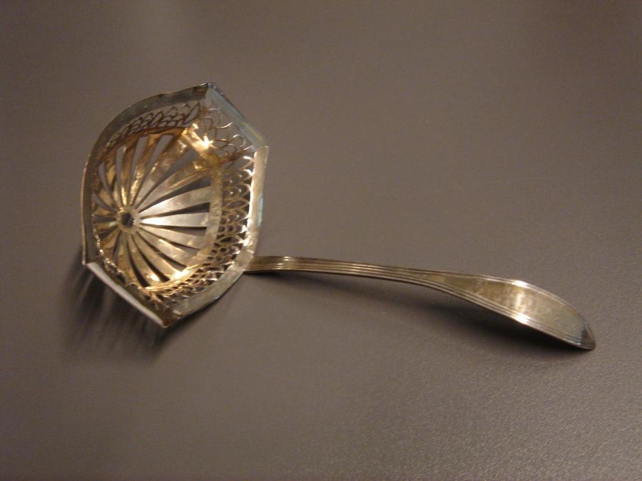 sifting spoon