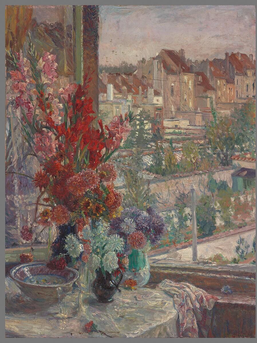 Bloemen voor een open venster