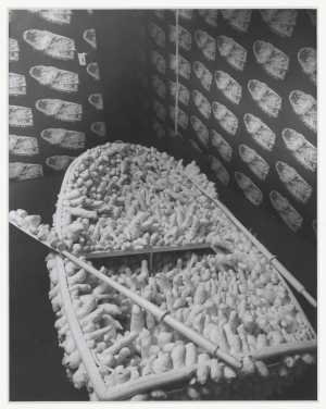 photograph-of-yayoi-kusama-s-installation-aggregation-one-thousand-boats-show-in-the-exhibition-nul-1965-stedelijk-museum-amsterdam