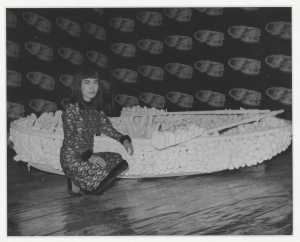 photograph-of-yayoi-kusama-s-installation-aggregation-one-thousand-boats-show-in-the-exhibition-nul-1965-stedelijk-museum-amsterdam-1965