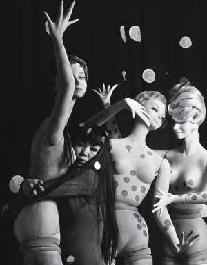 performance-kusama-internationale-galerij-orez-den-haag