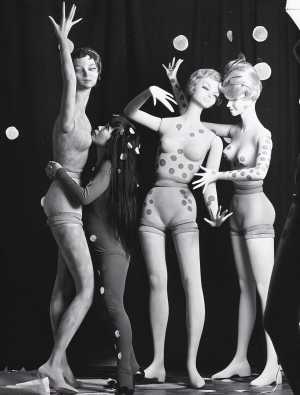 performance-kusama-internationale-galerij-orez-den-haag