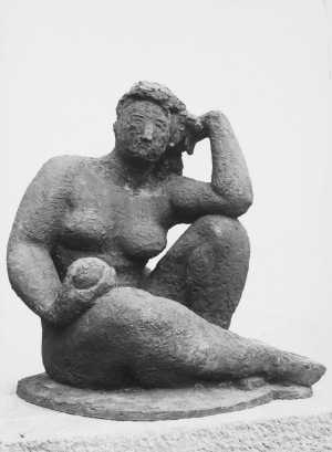 sitting-nude-with-apple