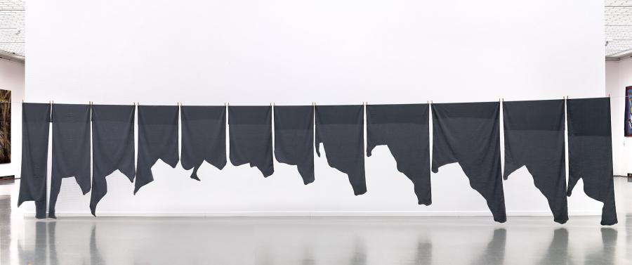 Cloth jumping, a monument for Muybridge
