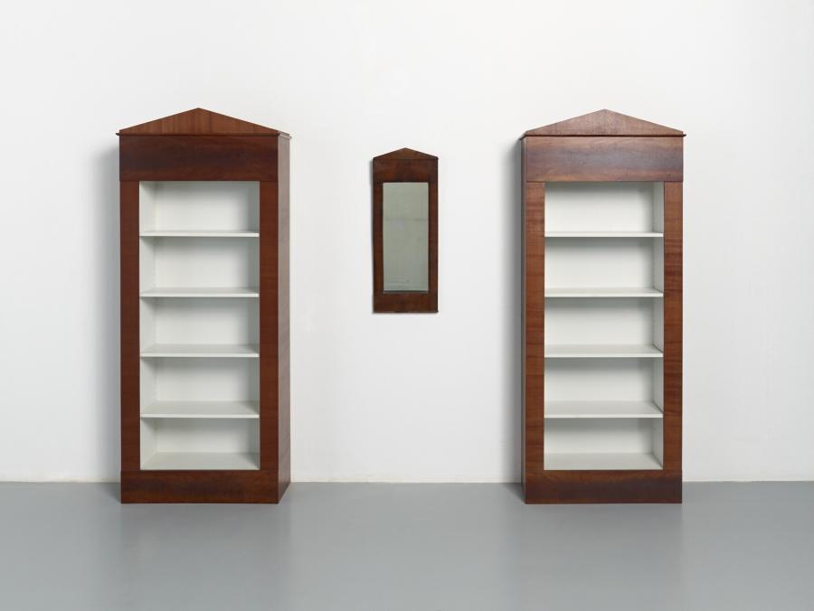 Twee boekenkasten naar antieke spiegel