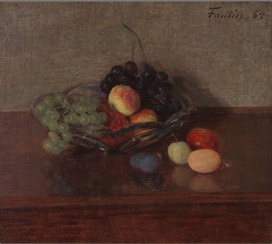 Glass bowl with white and blue grapes, peaches and plums