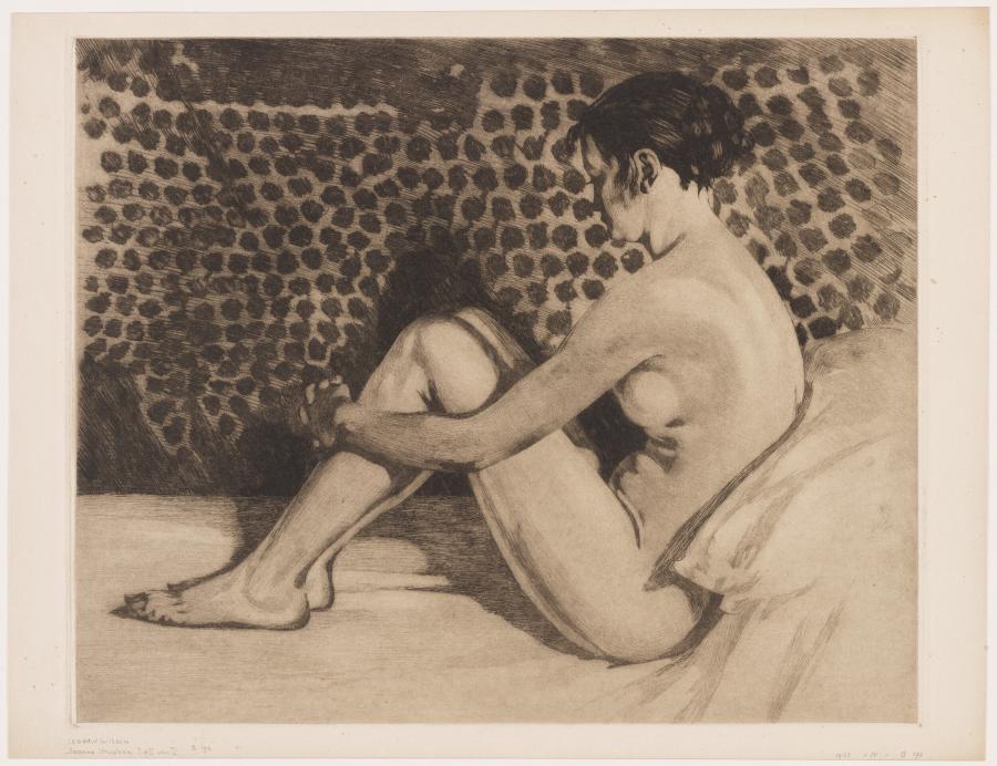 Naakt, met opgetrokken knieën zittend op een divan (Jeanne Vreecken)