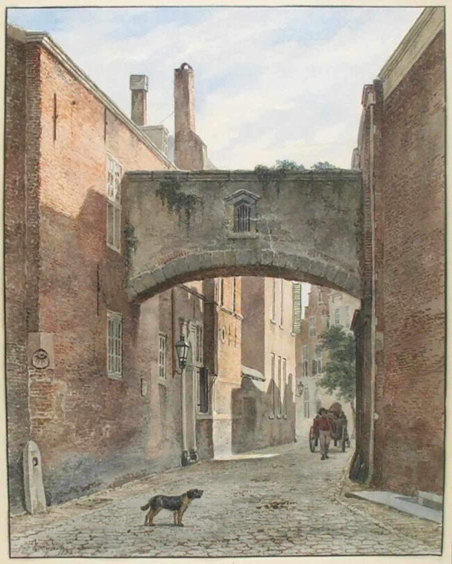 Een straat met brug tussen twee huizen