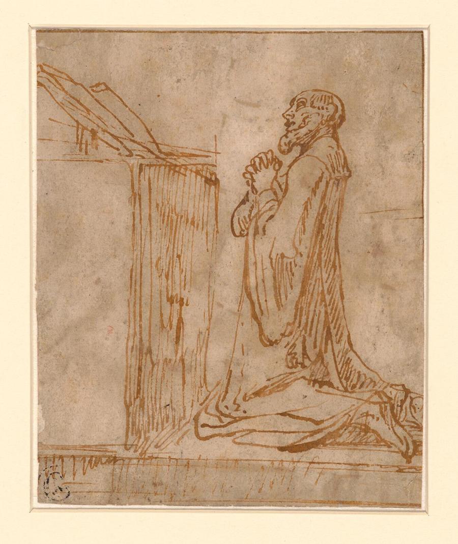 Biddende monnik geknield voor een altaar