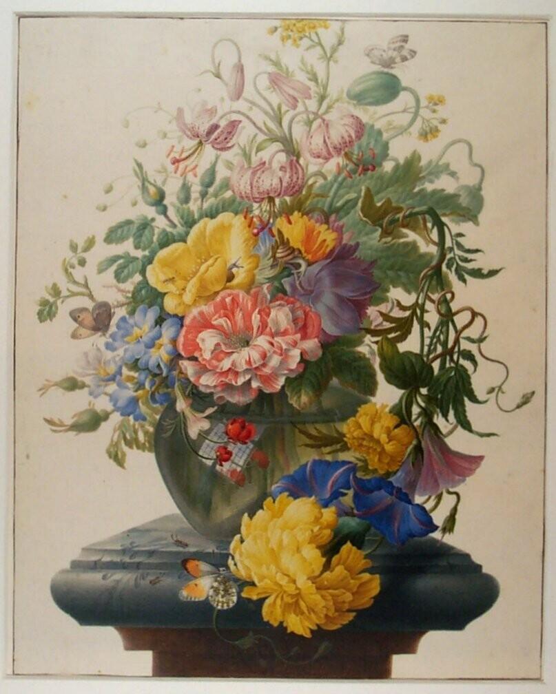 Een glas met bloemen op een voetstuk