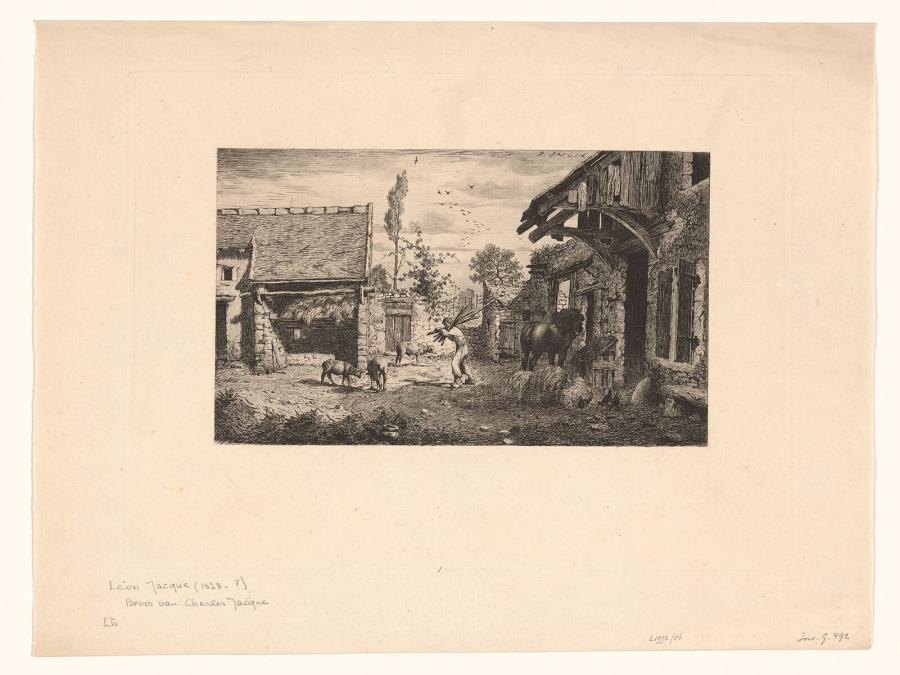 Boer met hout loopt over een erf