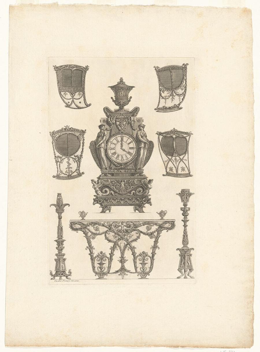 Vier draagstoelen, een pendule, een tafel en twee kandelaars