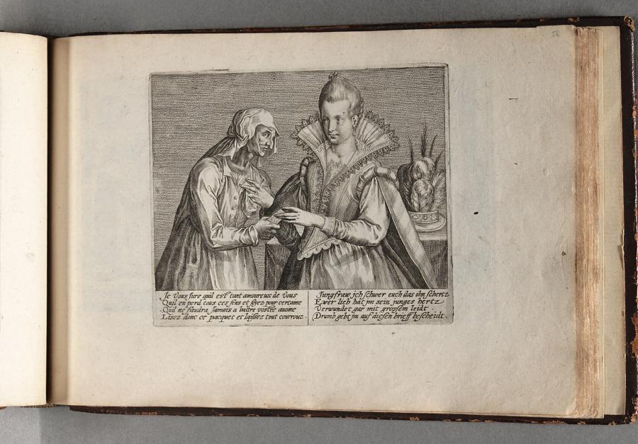 Een oude vrouw overhandigt een brief aan een jonge vrouw