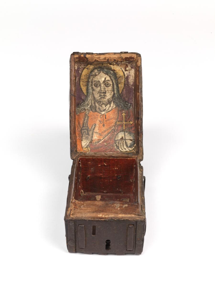 Casket with a print pasted inside the lid