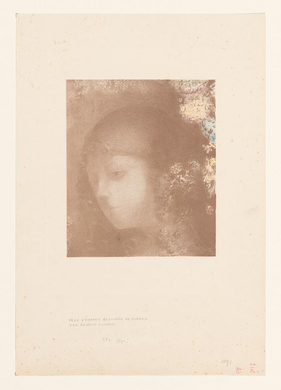 Tête d'enfant entourée de fleurs