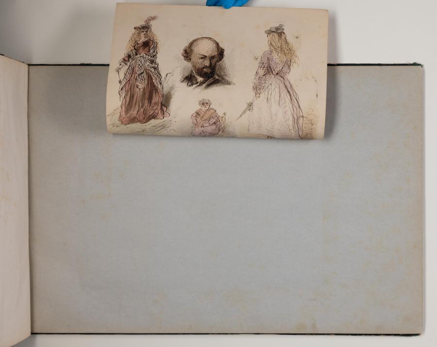 Twee staande vrouwenfiguren en een portret van een man in het midden