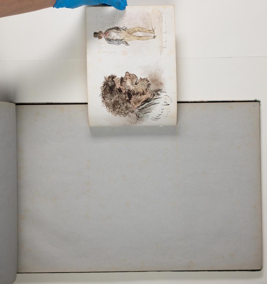 Een karakterkop en een staande man met hoge hoed