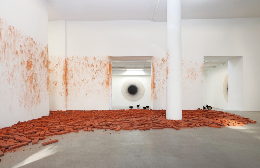 Latifa Echakhch Tkaf, 2011 Installation in situ : Briques et pigment Dimensions variables. Vue de l'exposition "Tkaf", kamel mennour, Paris, 2012 © Latifa Echakhch Photo. Fabrice Seixas Courtesy the artist and kamel mennour, Paris