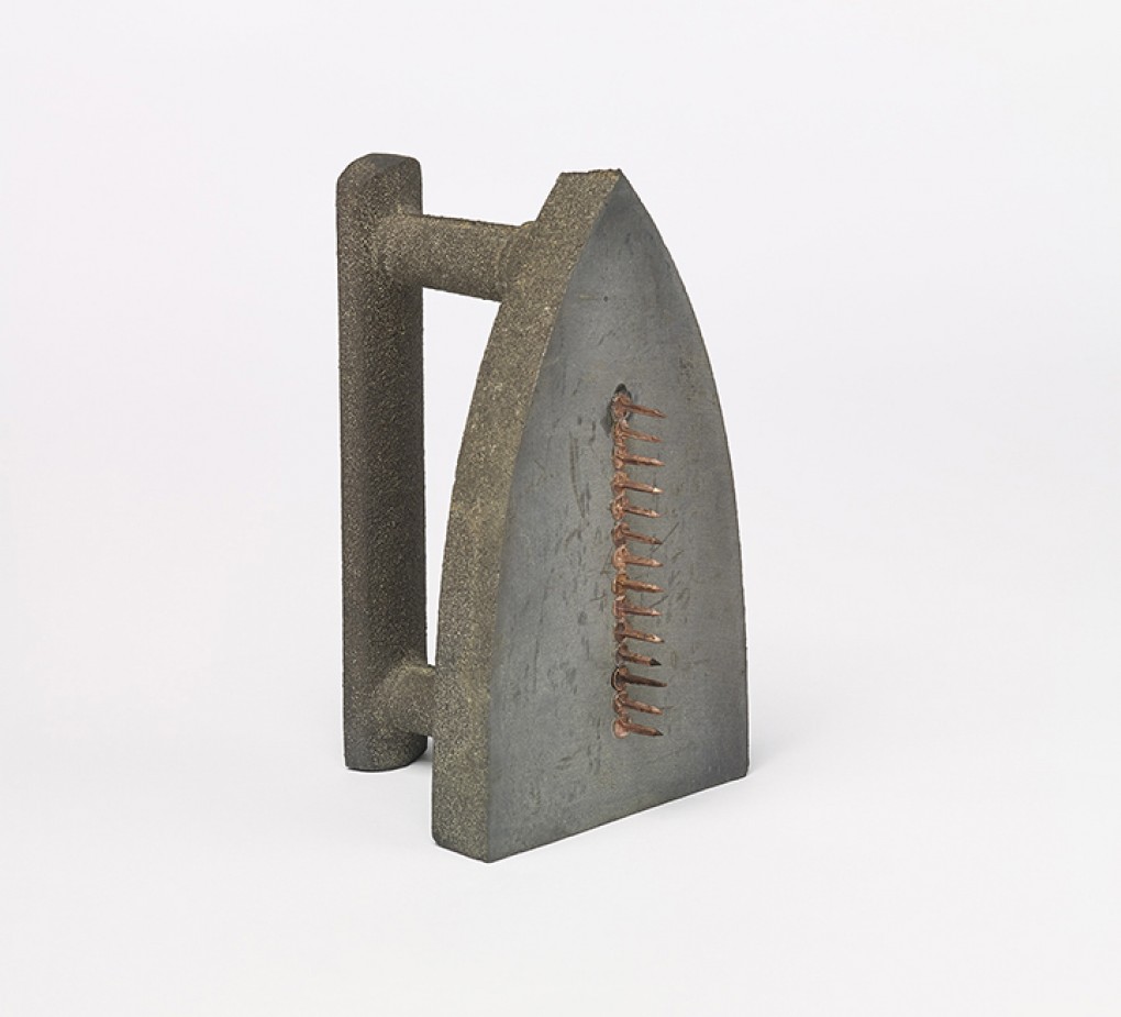 Man Ray, Cadeau, 1921, gietijzeren strijkijzer en koperen spijkers, gekocht door Museum Boijmans Van Beuningen in 1995.