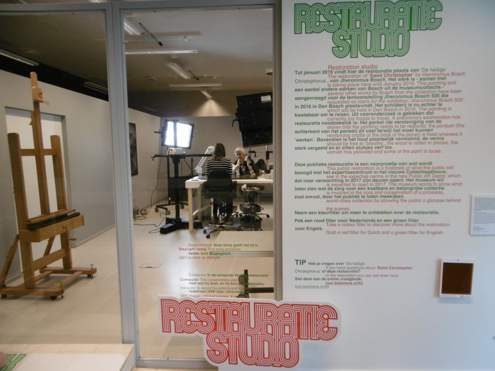 Overzicht restauratiestudio met schildersezel, daglichtlamp