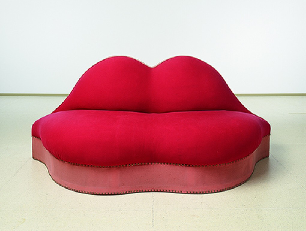 Salvador Dalí, Mae West Lips Sofa / Mae West lippensofa, 1938. In samenwerking met Edward James, uitgevoerd door Green & Abbott, Hout en wol, 92 x 215 x 66 cm. Bruikleen Stichting Museum Boijmans Van Beuningen 2003, inv.nr. V 2280 (KN&V). Voormalige collectie van Edward James.