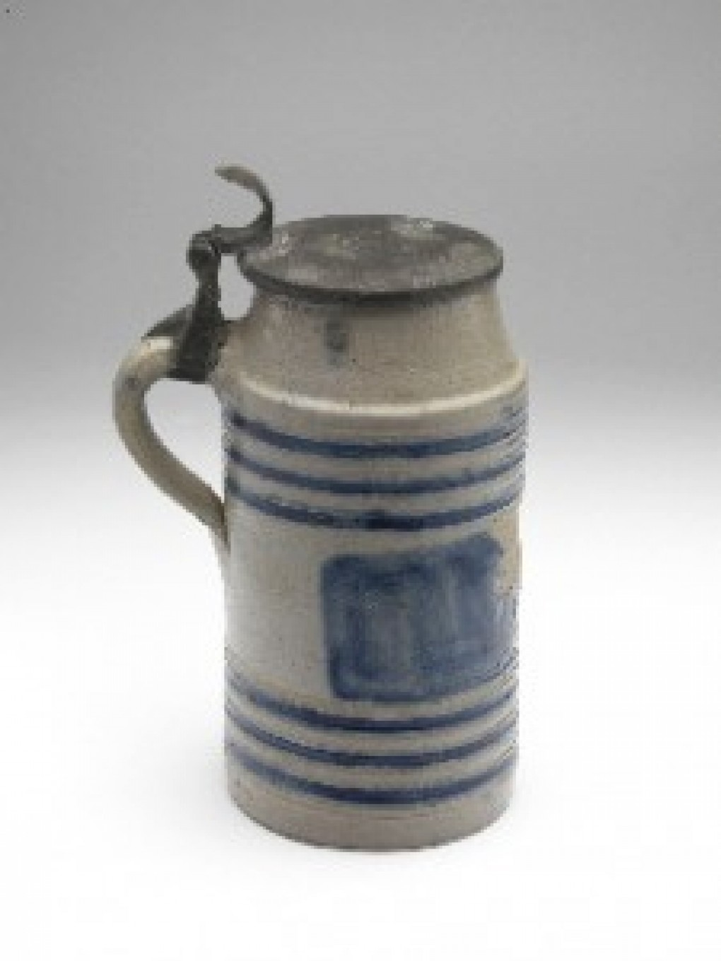 Afb. 4 - Kroes of bierpul met tinnen deksel, steengoed, Westerwald, Duitsland, 18de eeuw, inv. F 9125 (KN&V), Museum Boijmans Van Beuningen Rotterdam.
