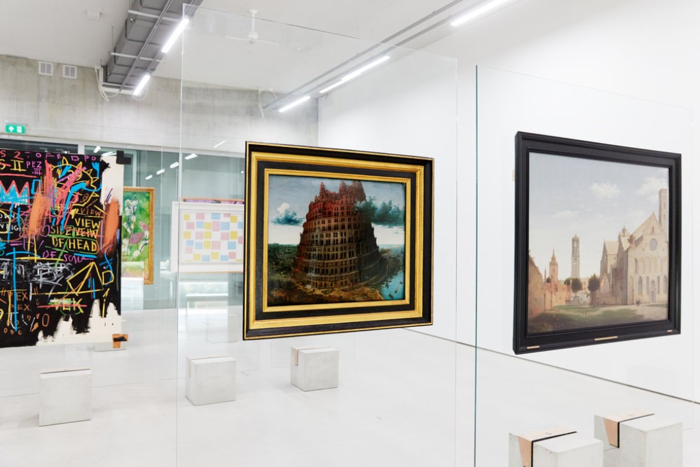 Art handlers nemen De toren van Babel van Pieter Bruegel I uit de hoogtepunten presentatie in Depot Boijmans Van Beuningen om te reizen naar De Hermitage Amsterdam, foto: Aad Hoogendoorn