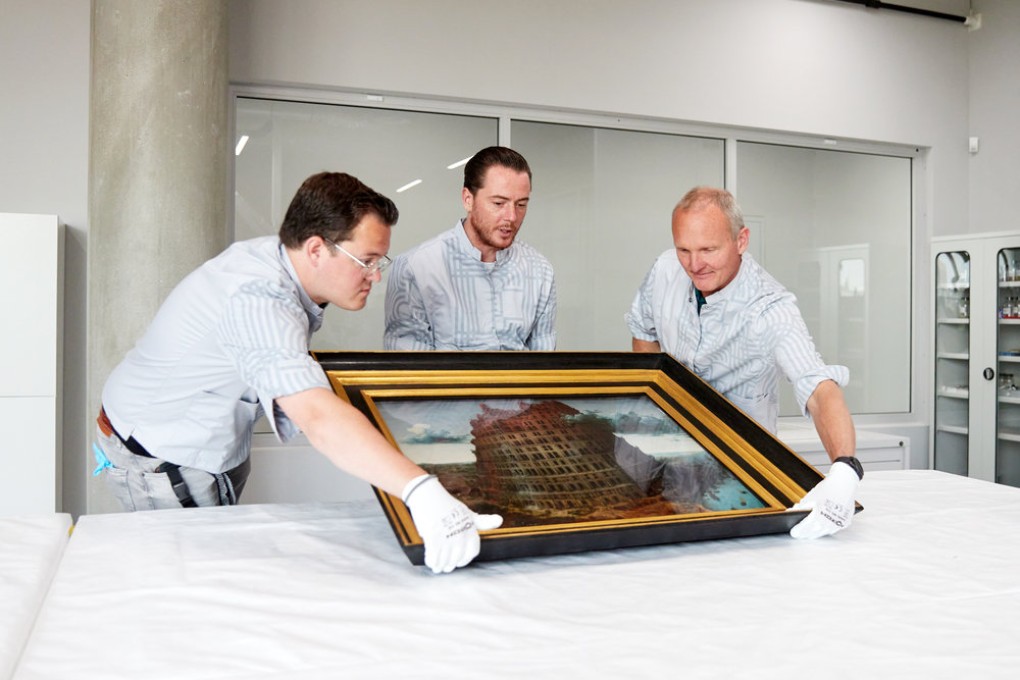 Art handlers nemen De toren van Babel van Pieter Bruegel I uit de hoogtepunten presentatie in Depot Boijmans Van Beuningen om te reizen naar De Hermitage Amsterdam, foto: Aad Hoogendoorn