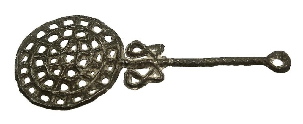 On the left is the original skimmer and on the right is the miniature version. Skimmer, 1500-1600, on loan: Diana Mertens Collection