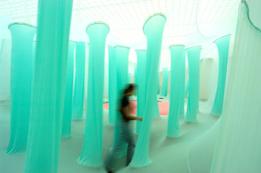 Ernesto Neto, Celula Nave. It happens in the body of time, where truth dances (2004). Foto: Bob Goedewaagen. Dit kunstwerk was in 2009 voor het laatst in het museum te zien. Neto maakt in 2027 in het Depot en geheel nieuw kunstwerk dat je kunt betreden.