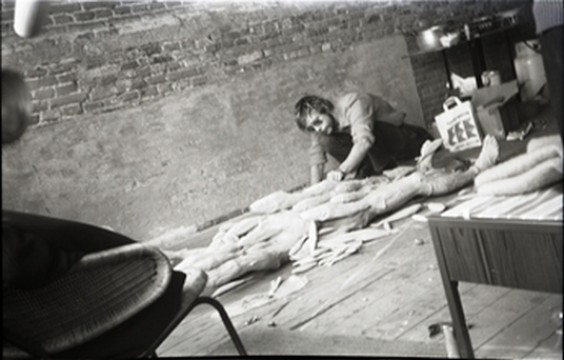 Paul Thek, werkend aan Fishman, Amsterdam, 1969. Eeuwigdurend bruikleen: erven Franz Deckwitz 1994/2011.