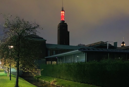 Het torentje van Boijmans gloeit rood