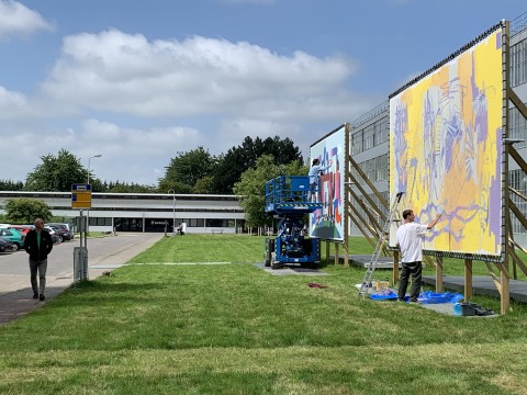 Are we safe now? Eveline Schram en Anan Striker aan het werk. Foto: Murals Inc.