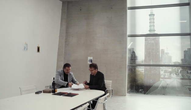 Ondertekening van het huurcontract in Depot Boijmans Van Beuningen door Ali Keles (founder Lakeside etc.) en Sjarel Ex (directeur Museum Boijmans Van Beuningen). Foto: still uit de nieuwe film ‘DEPOT’ van Sonia Herman Dolz, uitbreng najaar 2022.