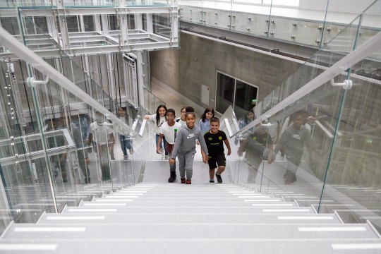Een groep uit het primair onderwijs bezoekt het depot. Foto Aad Hoogendoorn