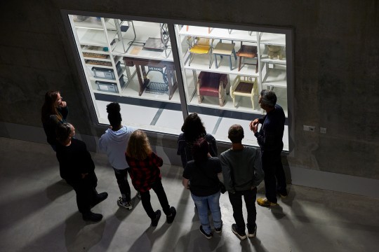 Een groep uit het voortgezet onderwijs bezoekt het depot. Foto Aad Hoogendoorn