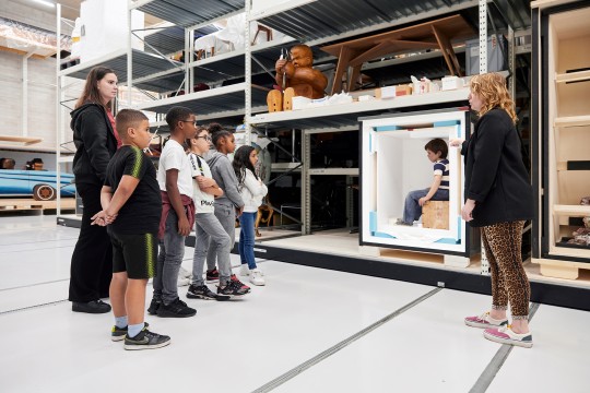 Een groep uit het primair onderwijs bezoekt het depot. Foto Aad Hoogendoorn