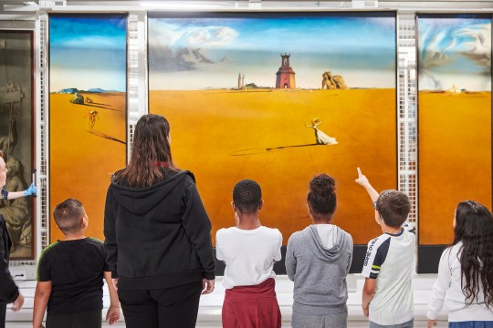 Een groep uit het primair onderwijs bezoekt het depot. Foto Aad Hoogendoorn