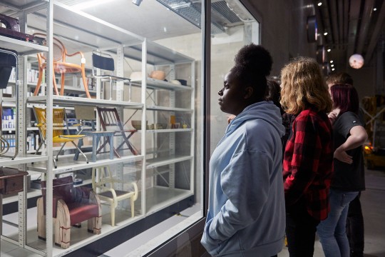 Een groep uit het voortgezet onderwijs bezoekt het depot. Foto Aad Hoogendoorn