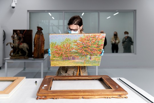 Framing the works in Depot Boijmans van Beuningen in the run-up to 'À la campagne'. Photo: Aad Hoogendoorn'À la campagne'. Foto: Aad Hoogendoorn