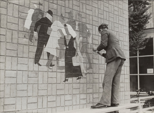 Nico Benschop paints a scene with shoppers on one of the blank walls of the makeshift shops built on the sidewalk in front of the main post office on the Coolsingel, September 27, 1940, collection Elsevier, National Archives, The Hague.