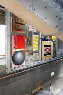 Measurement Alphabet (1976), Joe Tilson High Style (1970), Allen Jones Babe Rainbow (1968), Peter Bloke Spiral-Box (1963), Joe Tilson Zonder titel ( 1967), Daan van Golden Compositie met mokka ruit (1964), Daan van Golden Twin Cut-out (1962), Joe Tilson Guggenheim Painted Grey (1976), Richard Hamilton Bel été concentré (1967), Martial Raysse Mirror No. 4 (1970), Roy Lichtenstein Transparency, The FIve Senses- Taste (1969), Joe Tilson Chest (1968), Allen Jones Postcard (1961-1962), Peter Blake